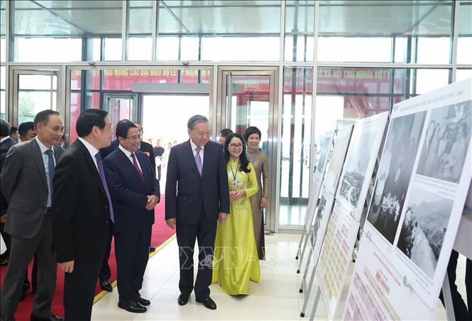 Tổng Bí thư Tô Lâm và Thủ tướng Phạm Minh Chính cùng các đại biểu tham quan trưng bày ảnh với chủ đề 