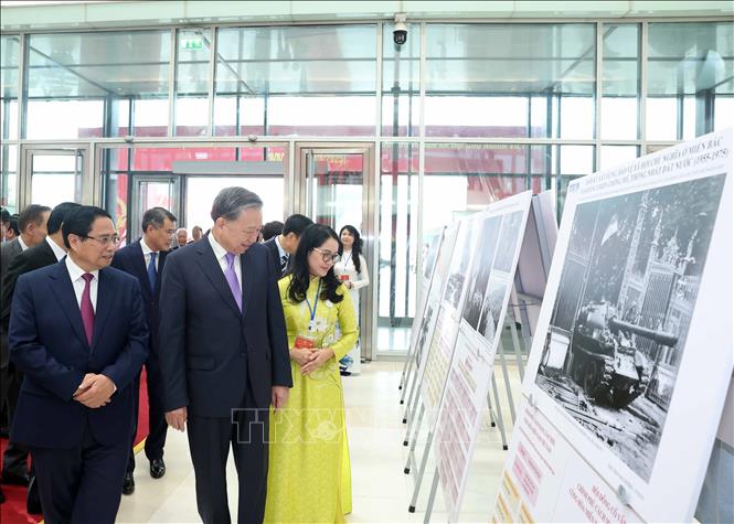 Tổng Bí thư Tô Lâm và Thủ tướng Phạm Minh Chính cùng các đại biểu tham quan trưng bày ảnh với chủ đề 