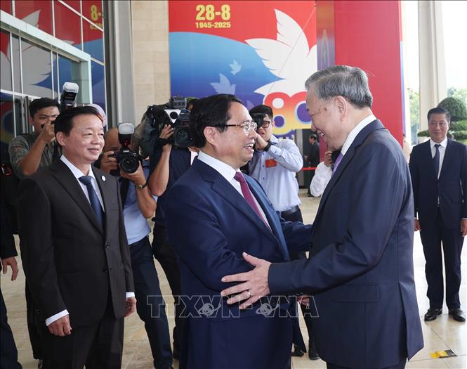 Thủ tướng Phạm Minh Chính đón Tổng Bí thư Tô Lâm tới dự lễ kỷ niệm. Ảnh: Thống Nhất - TTXVN