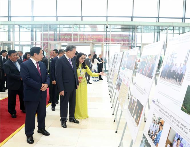 Tổng Bí thư Tô Lâm và Thủ tướng Phạm Minh Chính cùng các đại biểu tham quan trưng bày ảnh với chủ đề 
