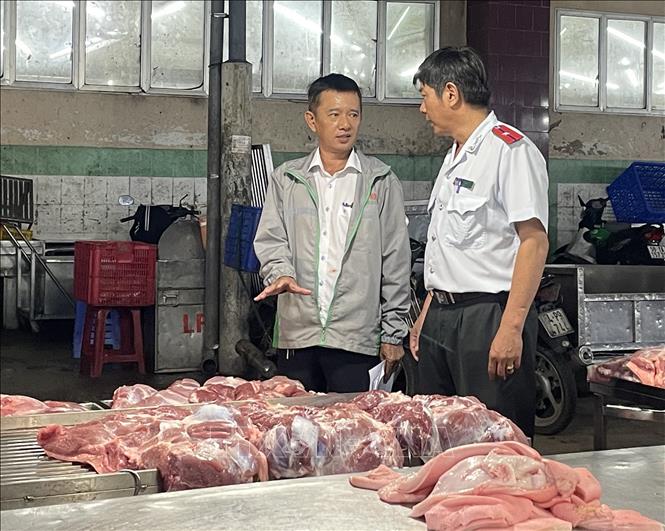 Ban quản lý chợ đầu mối nông sản thực phẩm Hóc Môn thường xuyên phối hợp cùng lực lượng chức năng kiểm tra thực phẩm vào chợ. Ảnh: Hương Giang – TTXVN