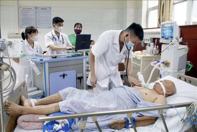 Bác sĩ Khoa Hồi sức tích cực, Bệnh viện đa khoa Bắc Ninh 2 có thể nắm bắt toàn bộ tình trạng bệnh nhân tại khoa qua bệnh án điện tử. Ảnh: Đồng Thúy-TTXVN