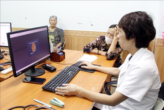 Bác sĩ Khoa khám bệnh, Trung tâm Y tế Tiên Du (Bắc Ninh), xem kết quả chuẩn đoán hình ảnh của bệnh nhân qua phần mềm bệnh án điện tử. Ảnh: Đồng Thúy-TTXVN