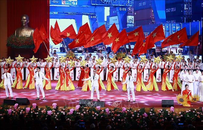 Chương trình nghệ thuật chào mừng Lễ kỷ niệm 80 năm thành lập Chính phủ. Ảnh: Dương Giang-TTXVN
