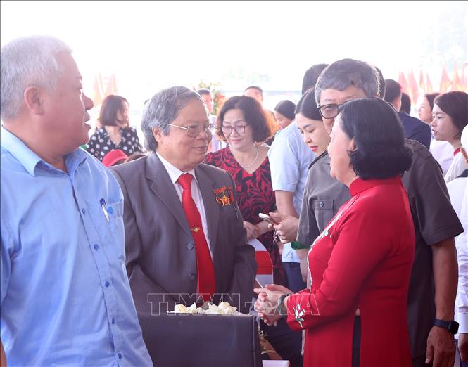 Bí thư Thành ủy Hà Nội Bùi Thị Minh Hoài với thân nhân gia đình đồng chí Bạch Thành Phong. Ảnh: Văn Điệp – TTXVN