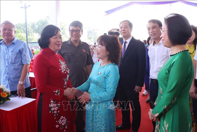 Bí thư Thành ủy Hà Nội Bùi Thị Minh Hoài với thân nhân gia đình đồng chí Lê Giản. Ảnh: Văn Điệp – TTXVN