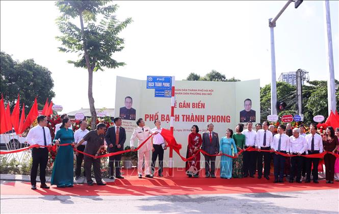 Các đại biểu thực hiện nghi thức gắn biển tuyến phố Bạch Thành Phong. Ảnh: Văn Điệp – TTXVN