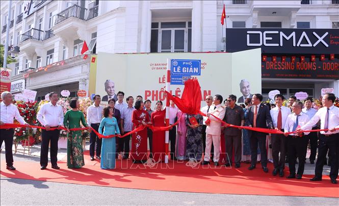 Các đại biểu thực hiện nghi thức gắn biển tuyến phố Lê Giản. Ảnh: Văn Điệp – TTXVN