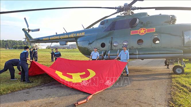 Máy bay trực thăng Mi 171 treo cờ trước giờ bay huấn luyện ghép hình. Ảnh: TTXVN phát