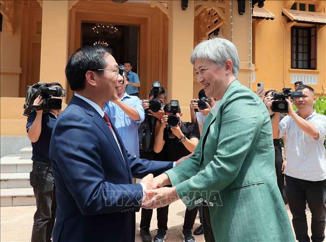 Phó Thủ tướng, Bộ trưởng Ngoại giao Bùi Thanh Sơn đón Bộ trưởng Ngoại giao Australia Penny Wong. Ảnh: An Đăng - TTXVN