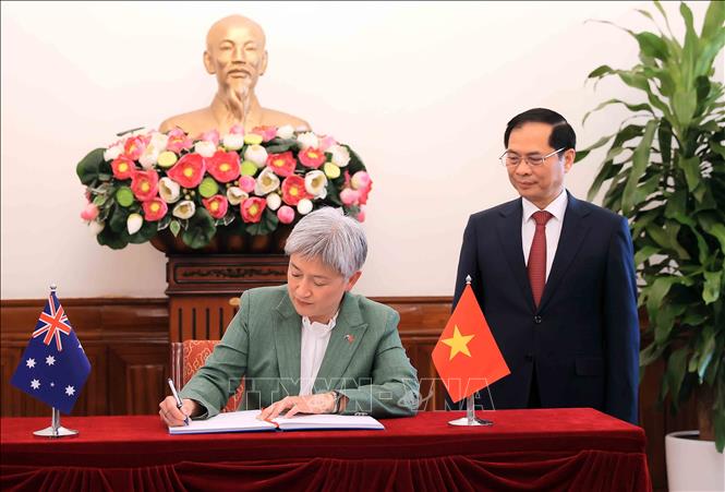 Phó Thủ tướng, Bộ trưởng Ngoại giao Bùi Thanh Sơn chứng kiến Bộ trưởng Ngoại giao Australia Penny Wong ghi lưu bút tại Bộ Ngoại giao. Ảnh: An Đăng - TTXVN