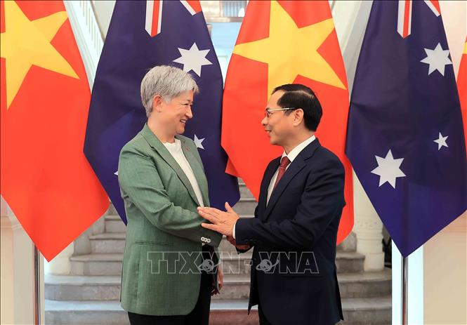 Phó Thủ tướng, Bộ trưởng Ngoại giao Bùi Thanh Sơn đón Bộ trưởng Ngoại giao Australia Penny Wong. Ảnh: An Đăng - TTXVN
