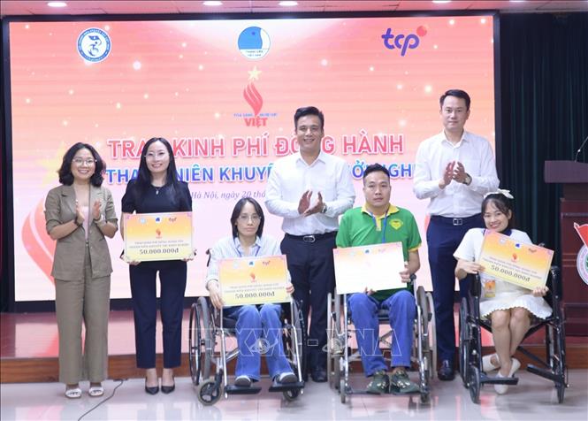 Trao hỗ trợ cho 4 dự án tiêu biểu, mỗi dự án 50 triệu đồng. Ảnh: Hạnh Quyên-TTXVN