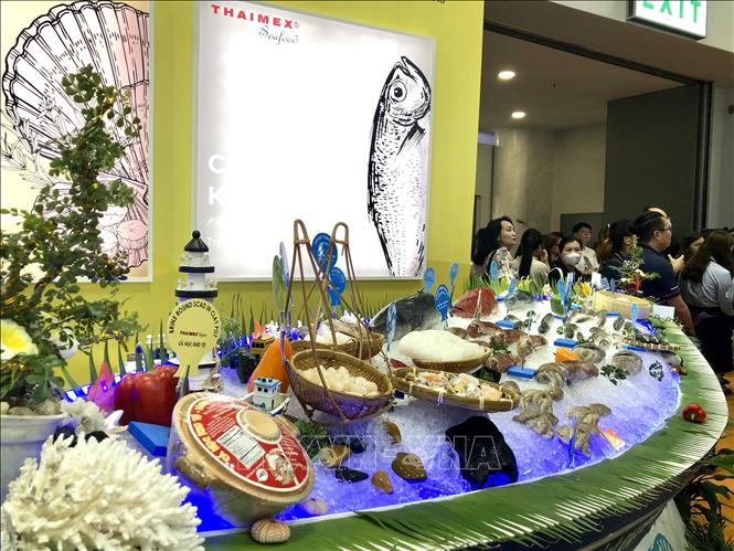 Đa dạng sản phẩm, nguyên liệu tươi sống trưng bày tại triển lãm. Ảnh: Mỹ Phương – TTXVN.