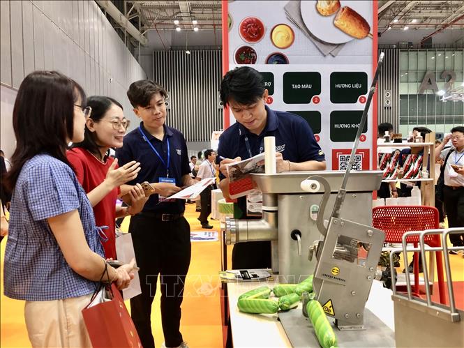 Doanh nghiệp sản xuất tìm kiếm máy móc, thiết bị công nghiệp phụ trợ tại triển lãm. Ảnh: Mỹ Phương – TTXVN.