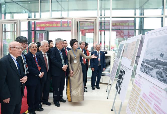 Tổng Giám đốc TTXVN Vũ Việt Trang giới thiệu với các đại biểu trưng bày ảnh với chủ đề “Dưới ngọn cờ Đảng, 80 năm Chính phủ phụng sự Tổ quốc, phục vụ Nhân dân” do TTXVN thực hiện. Ảnh: Dương Giang-TTXVN 