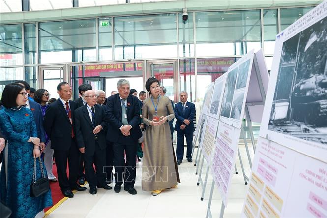 Tổng Giám đốc TTXVN Vũ Việt Trang giới thiệu với các đại biểu trưng bày ảnh với chủ đề “Dưới ngọn cờ Đảng, 80 năm Chính phủ phụng sự Tổ quốc, phục vụ Nhân dân” do TTXVN thực hiện. Ảnh: Dương Giang-TTXVN 