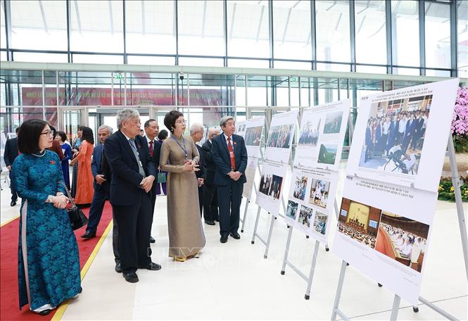 Tổng giám đốc TTXVN Vũ Việt Trang giới thiệu với các đại biểu trưng bày ảnh với chủ đề “Dưới ngọn cờ Đảng, 80 năm Chính phủ phụng sự Tổ quốc, phục vụ Nhân dân” do TTXVN thực hiện. Ảnh: Dương Giang-TTXVN 
