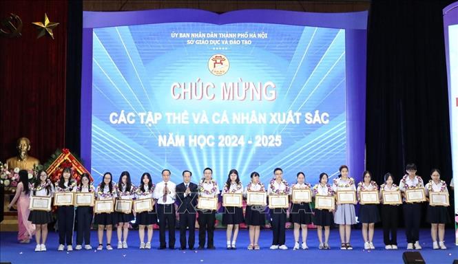 Trao tặng Bằng khen của Sở Giáo dục Đào tạo Hà Nội cho học sinh có thành tích xuất sắc trong kỳ thi vào lớp 10 THPT 2025. Ảnh: Khánh Hoà - TTXVN