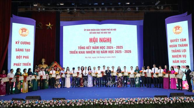 Trao Bằng khen cho các cá nhân có đóng góp cho ngành Giáo dục của Hà Nội thời gian qua. Ảnh: Khánh Hoà - TTXVN