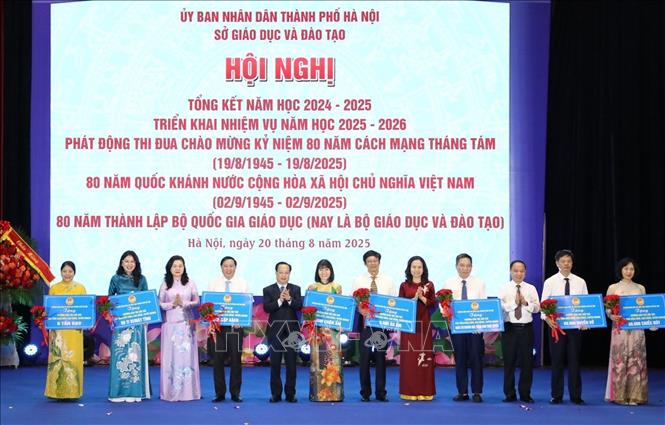Ngành Giáo dục Đào tạo Hà Nội trao tặng phần quà cho các điểm trường Dân tộc nội trú các tỉnh Điện Biên, Cao Bằng, Tuyên Quang. Ảnh: Khánh Hoà - TTXVN