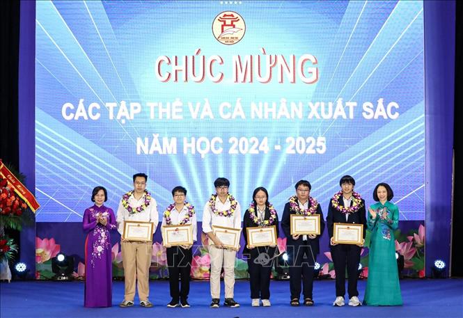 Trao tặng Bằng khen của UBND Thành phố cho các học sinh có thành tích đặc biệt xuất sắc. Ảnh: Khánh Hoà - TTXVN
