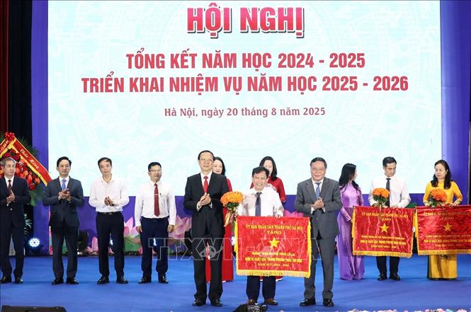 Trao tặng Cờ thi đua xuất sắc của UBND Thành phố cho các tập thể xuất sắc. Ảnh: Khánh Hoà - TTXVN
