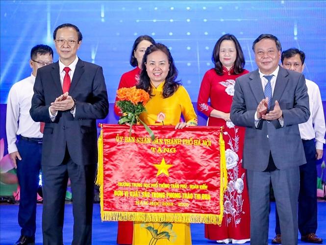 Trao tặng Cờ thi đua xuất sắc của UBND Thành phố cho các tập thể xuất sắc. Ảnh: Khánh Hoà - TTXVN