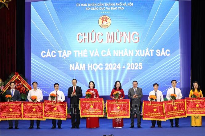 Trao tặng Cờ thi đua xuất sắc của UBND Thành phố cho các tập thể xuất sắc. Ảnh: Khánh Hoà - TTXVN