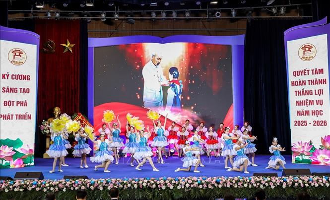 Tiết mục văn nghệ của các em học sinh tại Hội nghị. Ảnh: Khánh Hoà - TTXVN