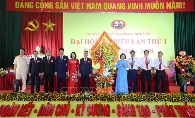 Phó Bí thư Tỉnh ủy Bắc Ninh Nguyễn Hương Giang (thứ 4 từ phải sang) cùng các đại biểu tặng hoa chúc mừng Đại hội. Ảnh: Thanh Thương - TTXVN