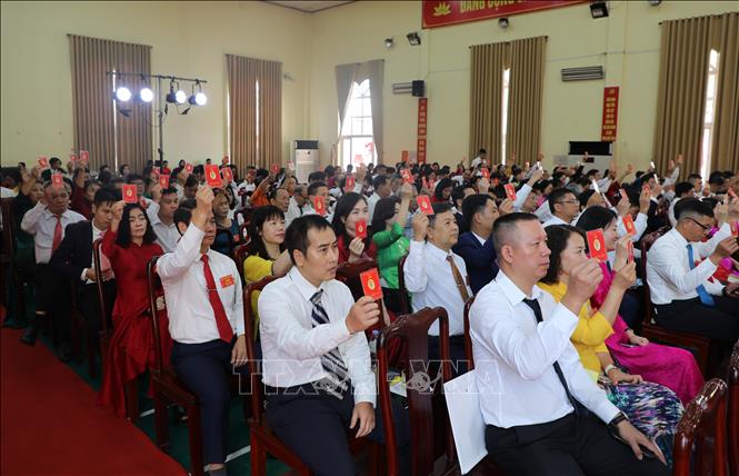 Các đại biểu biểu quyết thông qua Nghị quyết Đại hội. Ảnh: Thanh Thương - TTXVN
