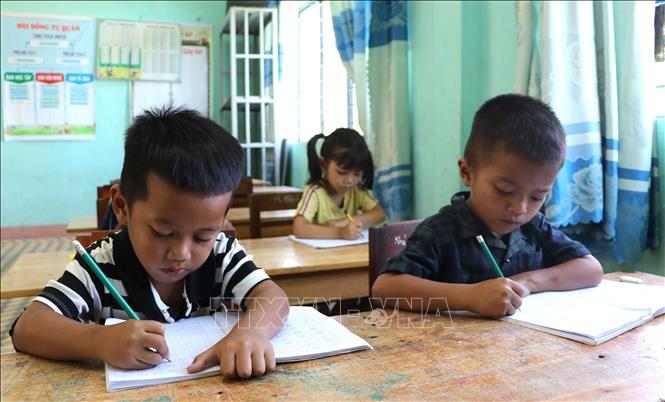 Học sinh được học cách ngồi đúng tư thế, viết những chữ cái cơ bản. Ảnh: Đinh Hương - TTXVN