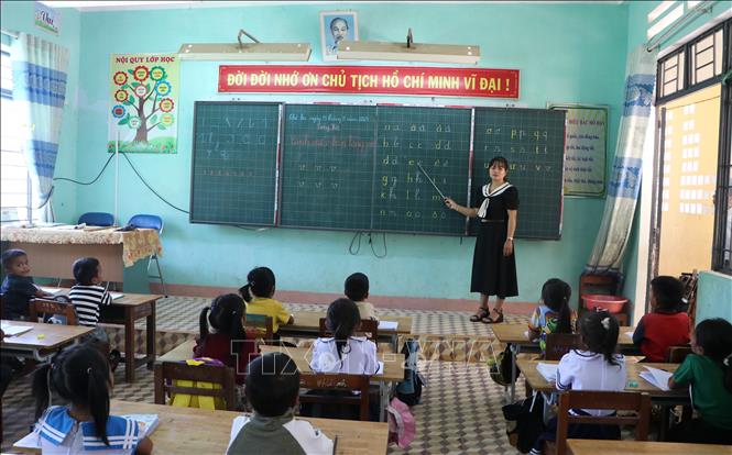 Một lớp học dạy tiếng Việt tại Trường PTDTNT TH & THCS Sơn Liên, xã Sơn Tây Thượng. Ảnh: Đinh Hương - TTXVN