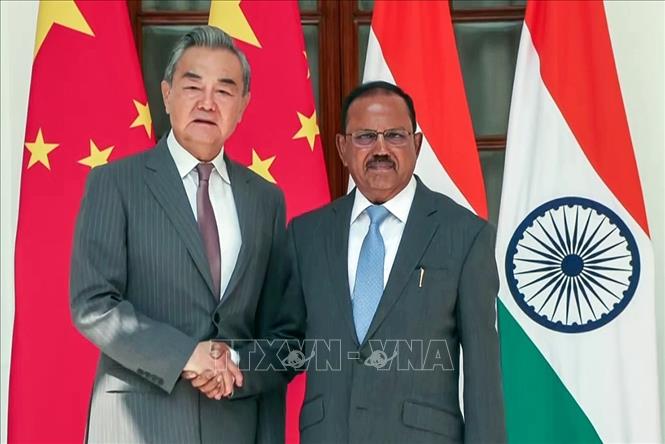 Bộ trưởng Ngoại giao Trung Quốc Vương Nghị (trái) và Cố vấn an ninh quốc gia Ấn Độ Ajit Doval tại cuộc gặp ở New Delhi ngày 19/8/2025. Ảnh: ANI/TTXVN