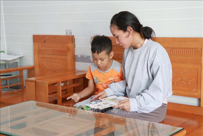 Gia đình chị Cao Thị Tâm, trú tại thôn Liên Hòa, xã Khánh Sơn, là một trong những hộ dân Raglai được hỗ trợ chuyển đổi sang trồng cây sầu riêng. Ảnh: Đặng Tuấn-TTXVN 
