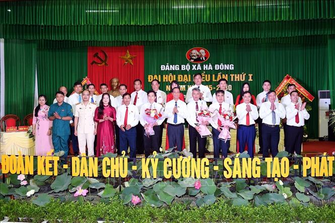 Phó Bí thư Thường trực Thành ủy Đỗ Mạnh Hiến tặng hoa chúc mừng Ban Chấp hành Đảng bộ xã Hà Đông nhiệm kỳ 2025-2030. Ảnh: Mạnh Tú - TTXVN