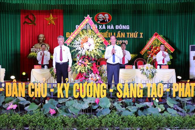 Phó Bí thư Thường trực Thành ủy Đỗ Mạnh Hiến tặng hoa chúc mừng Đại hội. Ảnh: Mạnh Tú - TTXVN