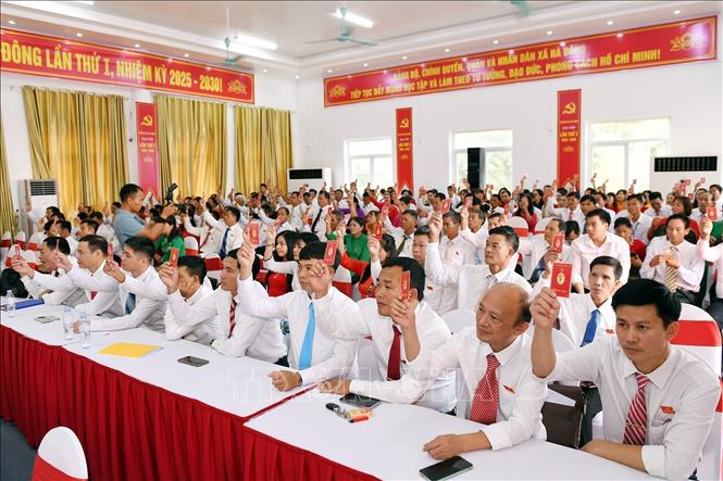 Các đại biểu biểu quyết nhất trí thông qua dự thảo Nghị quyết của Đại hội. Ảnh: Mạnh Tú - TTXVN