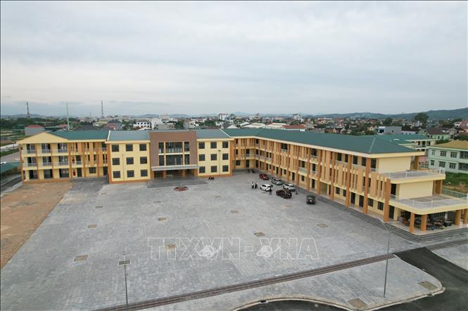 Trường THCS Lý Nhật Quang (xã Đô Lương, tỉnh Nghệ An) đã chuyển về địa điểm mới trên diện tích hơn 2ha, nằm ở ngay trung tâm hành chính của xã. Đây là công trình được huyện Đô Lương (cũ) thực hiện trong 2 năm với tổng giá trị đầu tư là gần 70 tỷ đồng. Ảnh: Bích Huệ - TTXVN