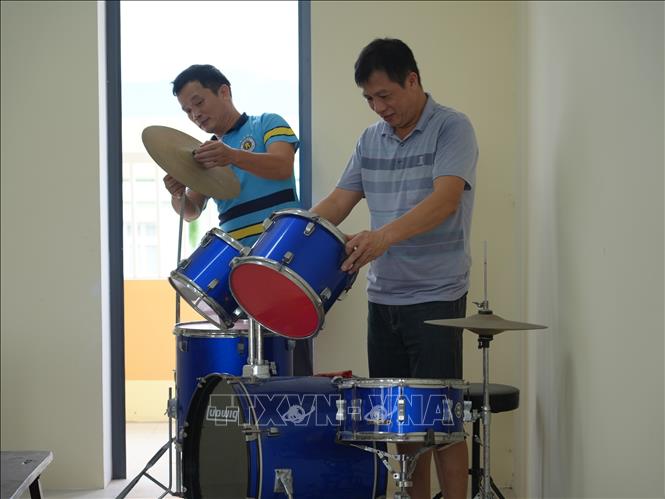 Chuẩn bị đồ dùng học tập tại trường THCS Đô Lương (Nghệ An). Ảnh: Bích Huệ - TTXVN