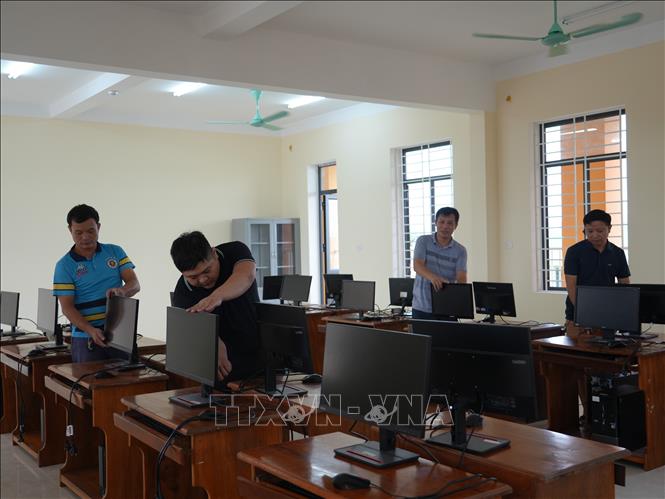 Lắp đặt trang thiết bị cho các phòng chức năng để phục vụ công tác dạy, học trong năm học mới.  Ảnh: Bích Huệ - TTXVN