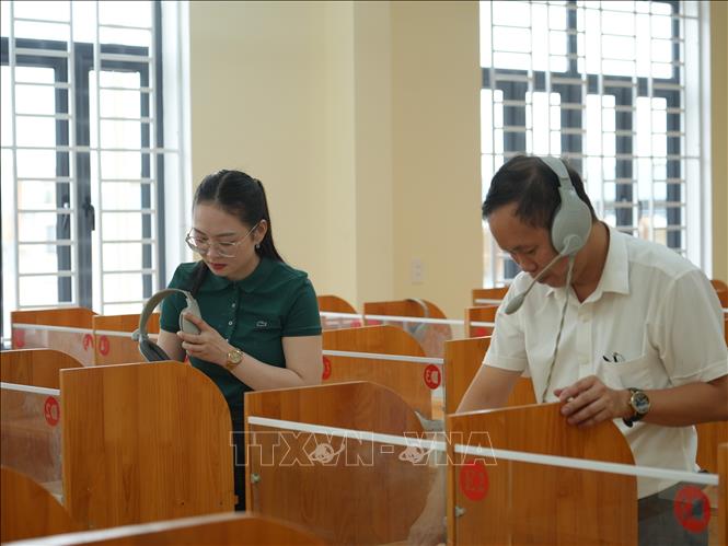 Kiểm tra các trang thiết bị tại phòng chức năng để phục vụ công tác dạy và học trong năm học mới. Ảnh: Bích Huệ - TTXVN