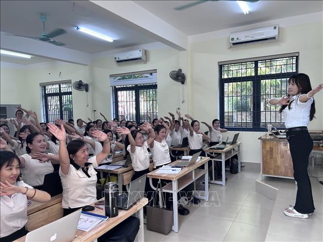 Nhiều trường học tổ chức tập huấn cho giáo viên nhiều hoạt động trong giờ dạy học nhằm khơi gợi sự hứng thú cho học sinh. Ảnh: Bích Huệ - TTXVN
