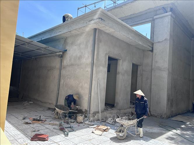 Hoàn thành các khâu cuối cùng của Nhà đa chức năng trường Tiểu học Trường Thi, xã Trường Vinh (Nghệ An). Ảnh: Bích Huệ - TTXVN