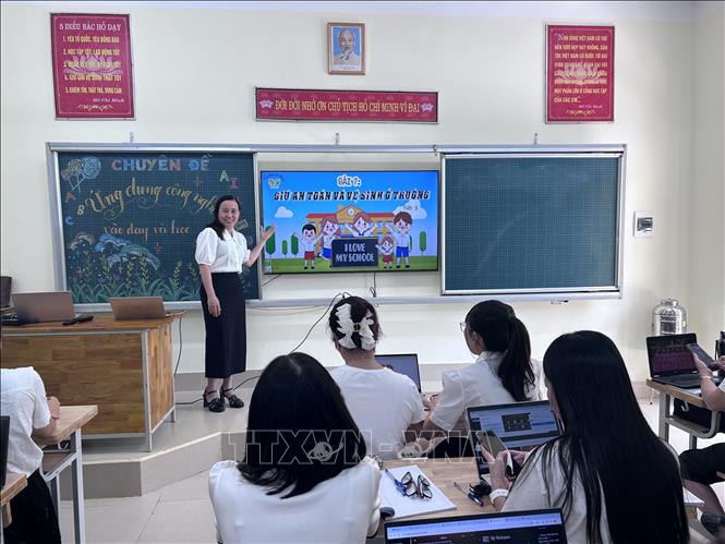Trường Tiểu học Trường Thi tổ chức tập huấn sử dụng công nghệ AI vào thiết kế bài giảng cho giáo viên để chuẩn bị cho năm học mới. Ảnh: Bích Huệ - TTXVN