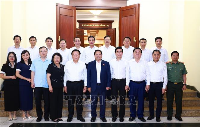 Thủ tướng Phạm Minh Chính với Ban Thường vụ Tỉnh uỷ Sơn La. Ảnh: Dương Giang-TTXVN 
