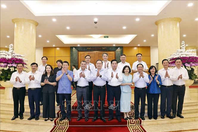 Chủ tịch Quốc hội Trần Thanh Mẫn với Ban Thường vụ Tỉnh ủy Bắc Ninh. Ảnh: Doãn Tấn - TTXVN