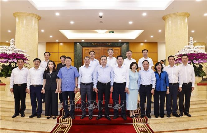 Chủ tịch Quốc hội Trần Thanh Mẫn với Ban Thường vụ Tỉnh uỷ Bắc Ninh. Ảnh: Doãn Tấn - TTXVN