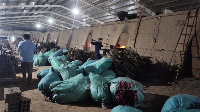 Tại hiện trường, cơ quan chức năng phát hiện 53 bao vải tại trước cửa lò. Ảnh: Sỹ Thắng/TTXVN